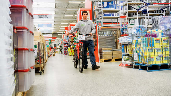   The Rex Bergsteiger leaves the DIY store with tester Ludwig Döhl.