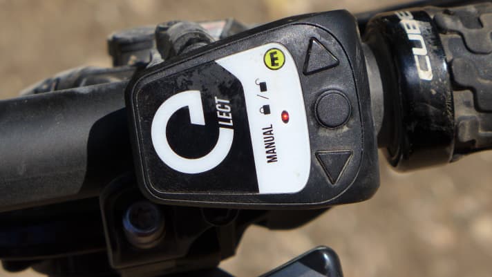   The handlebar remote control has three buttons: The upper one controls the fork, the lower one the damper. The centre button can be used to lock or unlock both at the same time.