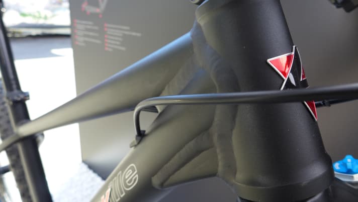   The cables of the Liteville H-3 disappear inside the frame.