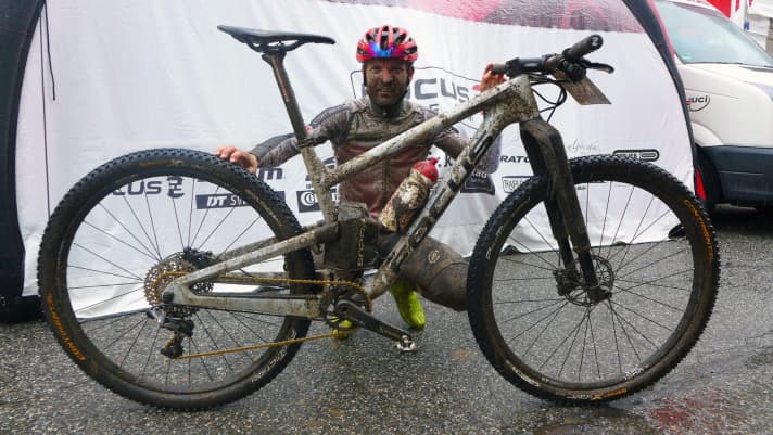   Florian Vogel in training on Friday: After four laps in the mud, the Swiss decided that he would also ride the Fully prototype in the race.