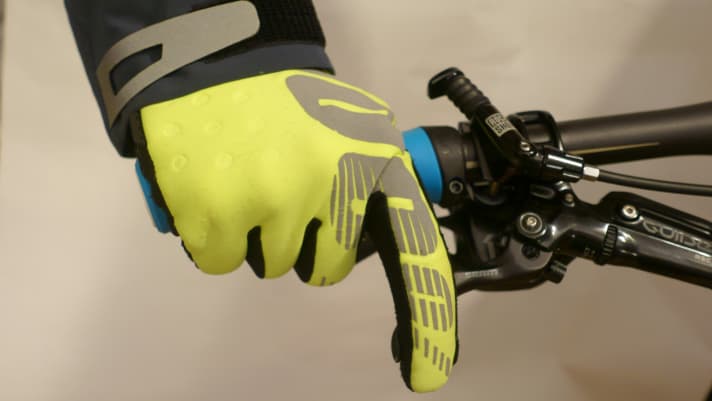   An kalten Wintertagen ist die Isolation am Zeigefinger zu spartanisch. Im Fahrtwind kühlen die Finger schnell aus.