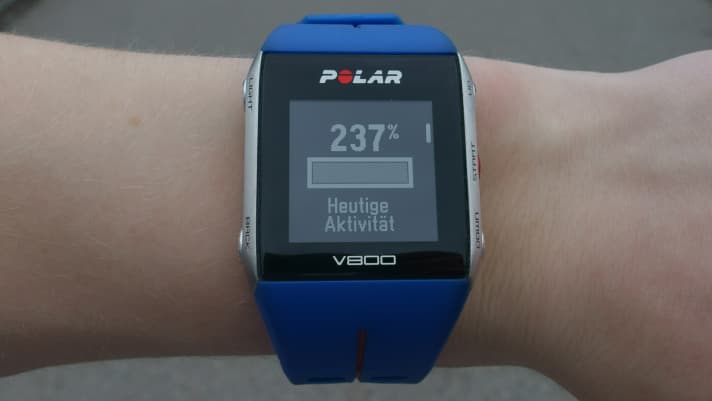   Daily target fulfilled: The V800 adds up your daily exercise and bike tours and sets this in relation to the goal you have set yourself.