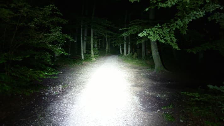   Hier die Ausleuchtung der Out-Led Hellena 3.5: Die warme Lichtfarbe ist angenehm, die Randbereiche sind ausreichend ausgeleuchtet.