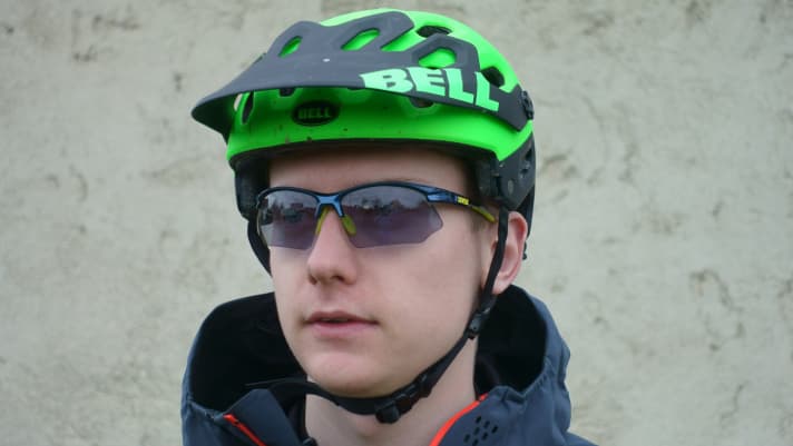   Die Sportstyle von Uvex sitzt sehr angenehm und kommt dem Helm nicht in die Quere.