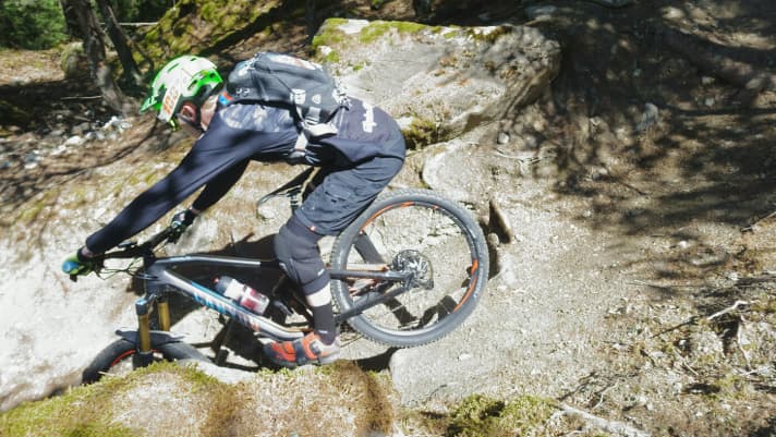 Even on bumpy trails, the Leatt DBX Enduro sits very securely.