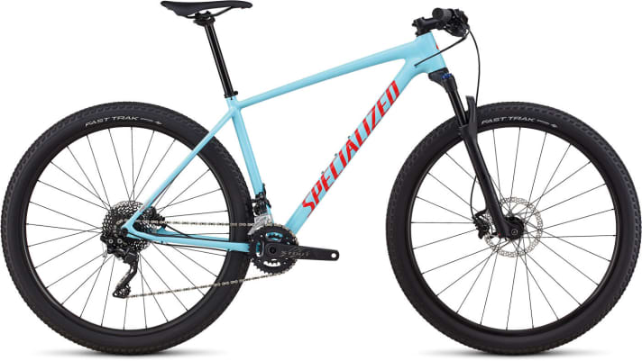   Für 1499 Euro bietet Specialized das Chisel Comp für Herren in blau-roter Lackierung an. Vorne dämpft eine Rock Shox Judy, als Bremsen sind Shimano Deore-Stopper dran.
