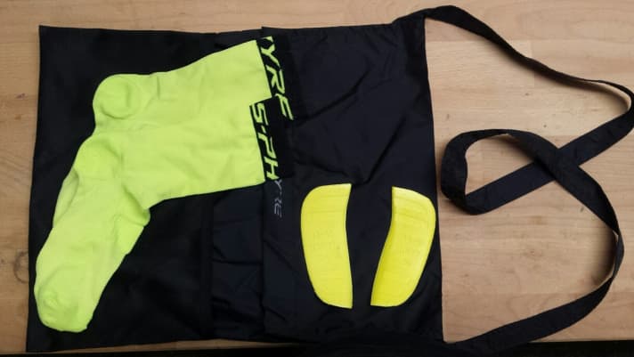   Socks, shoe bags and the arch pads in two different heights are included in the scope of delivery.
