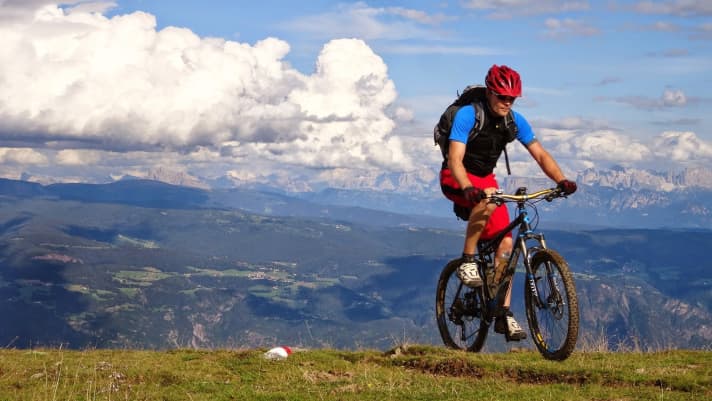   René Georgi   Ich fahre ein 2012er Cube AMS mit 120/110 mm Federweg bei einem Gewicht von 11,7 Kilo zu einem Preis von damals 2250Euro. Mit dem Bike habe ich drei Alpenüberquerungen, viele Wochenendtouren und x-Mal meine Hausstrecke bewältigt. Das tourentaugliche Gewicht und die nicht zu sportliche Geometrie stellen für mich einen super Kompromiss aus Bergauf- und Bergabtauglichkeit dar. Gerne würde ich mir mal ein neues Bike zulegen, aber was ich bei den Herstellern so finde, schreckt mich ab. Zugunsten von 29-Zoll-Laufrädern, 2,6er Reifen, Teleskopstützen, Kettenführung, breiten Felgen und immer mehr Federweg wird dann bei vielen Bikes nur noch ein Einfach-Antrieb verbaut, um überhaupt in die Nähe von 13 Kilo zu kommen. Und das mit einem Carbon-Rahmen zu „schlanken“ 4000 Euro aufwärts. Eine Alpenüberquerung kann ich mit dem Bike dann aber nicht machen, dafür muss ich mindestens den Antrieb tauschen. Innovation und Entwicklung hin oder her, aber was in den vergangenen 3-4 Jahren am MTB-Markt passiert ist, trifft überhaupt nicht meinen Nerv. Die Bikes mögen sehr potent geworden sein, aber für einen Sportler, der Spaß bergauf und bergab haben möchte, wird das Angebot immer dünner.