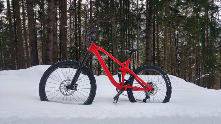   Rene Ebner   Ich habe mir vergangene Saison ein Canyon Spectral AL 6.0 gekauft. Ein wichtiger Entscheidungsgrund war bei mir das Gewicht. Es war das einzige Alu-Bike in der Preisklasse 2000-3000 Euro, das unter 13 Kilo wog. Ein Carbon-Rahmen kam für mich nicht in Frage, da er zum einen mein Budget gesprengt hätte und zum anderen ein Kumpel bereits einen Carbon-Rahmen geschrottet hat. Wenn ich mir diese Saison ein neues Bike kaufen würde, müsste ich wohl alle Bikes in der Preisklasse vergleichen, um eins unter 13 Kilo zu finden und ansonsten auf Carbon umsteigen. Tuning macht für mich keinen Sinn! Denn wenn ich mir ein Bike kaufe und dann anfange die Komponenten gegen leichtere auszutauschen, kann ich gleich ein anderes nehmen.