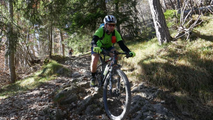   Martin Hebr   Ich habe mir im Jahr 2016 beim Händler um die Ecke das für mich leistbare, leichteste Bike gekauft. Ein Merida Big.Nine 7000. Ich möchte ein Hardtail fahren, weil ich der Meinung bin, dass mich meine Fahrtechnik mehr limitiert als das Material. Anderseits sehe ich immer wieder Biker, die mit ihren Fullys zufrieden die Asphaltstraßen runtercruisen. Also ich spare in erster Linie das Materialgewicht durch mein Hardtail. Das Merida habe ich trailmäßig getunt: ein 30 mm kurzer Vorbau, breite Syntace W35-Felgen, Kindshock LEV Variostütze und 2,3 Zoll Schlauchlos-Reifen. So komme ich auf 12,2 kg. Wenn ich leichter unterwegs sein möchte, nehme ich selber ab. Ich bin mit meinem Bike absolut zufrieden, ich sehne mich nach keinem anderen Bike.