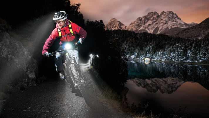 Der Königsweg Ein leistungsstarker Strahler am Lenker, kombiniert mit einer leichten Lampe am Helm: So lassen sich 24-Stunden-Rennen und sportlichste Ausfahrten mit Vollgas genießen. Durch die unterschiedlichen Lichtquellen werden die Schatten weicher, die Ausleuchtung optimiert.