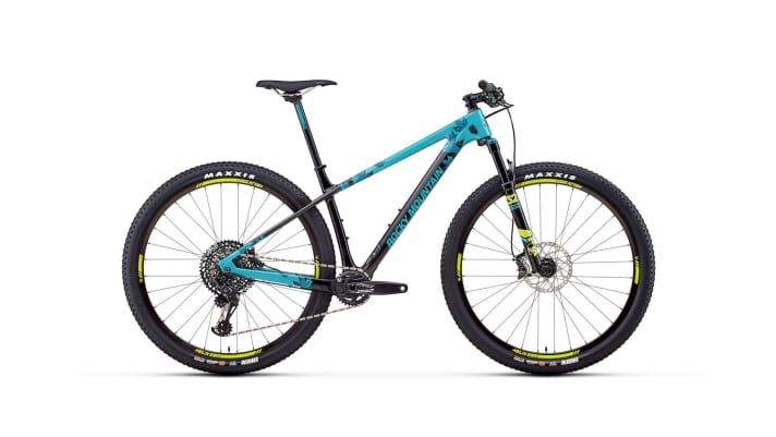   The Vertex Carbon 70 for 3100 euros with turquoise-black paintwork and yellow accents.