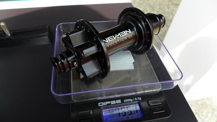   Mit 158 Gramm gibt Newmen seine neue Revolution UL-Nabe an, 155,7 zeigte die Waage am Stand.