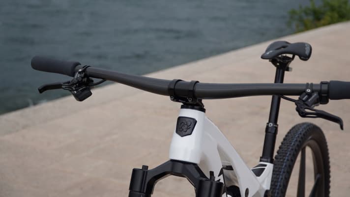 Shift cables and the cable for the seat post are no longer required thanks to electronic components from Sram and Magura. The hydraulic brake hose disappears inside the handlebars.