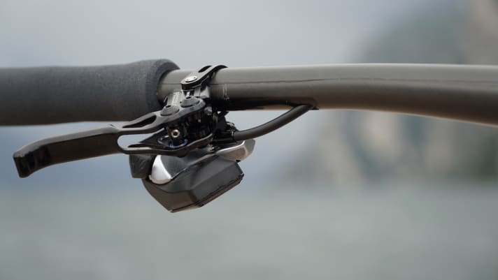 The brake line for the Trickstuff Piccola disappears into the specially laminated handlebars from Bike Ahead Composites.