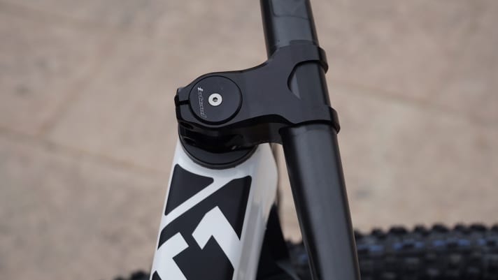 A headset with an integrated steering stop prevents the cables from kinking inside.