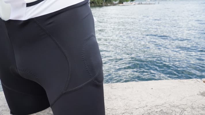   Die SQlab One11 besitzt seitlich in der Hose integrierte, herausnehmbare Miniprotektoren. 