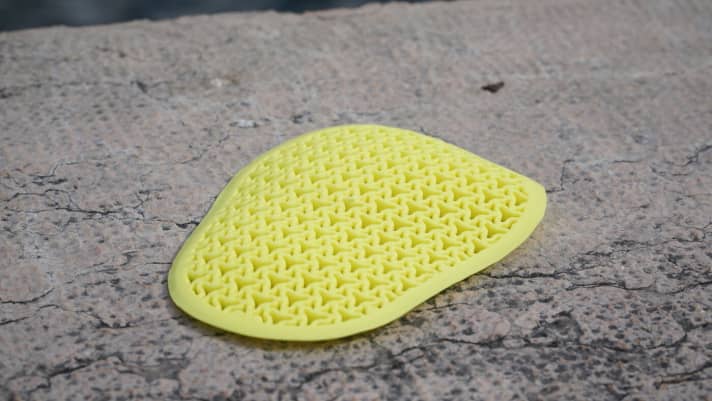   Das silikonartige Polster kann mit einem Handgriff aus der Hose entnommen werden. In der Hose soll es den Fahrer bei Stürzen vor leichten Prellungen und Schürfwunden schützen. 