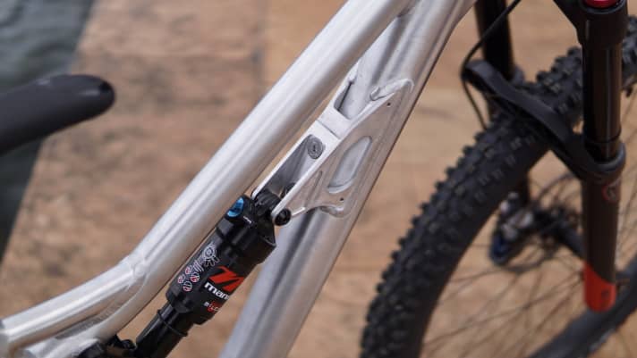 The shock mount of the Alutech Joo 26 is variable, just like the "big" Alutech Fanes.