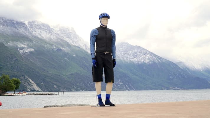   Wenn die Berge wie im Hintergrund im Schnee versinken, ist eine wärmende Weste wie die Mavic Cosmic Insulated SL gefragt. 