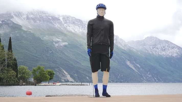   The Cosmic Ultimate GTX is a super-lightweight rain jacket made from Gore-Tex Shakedry material.