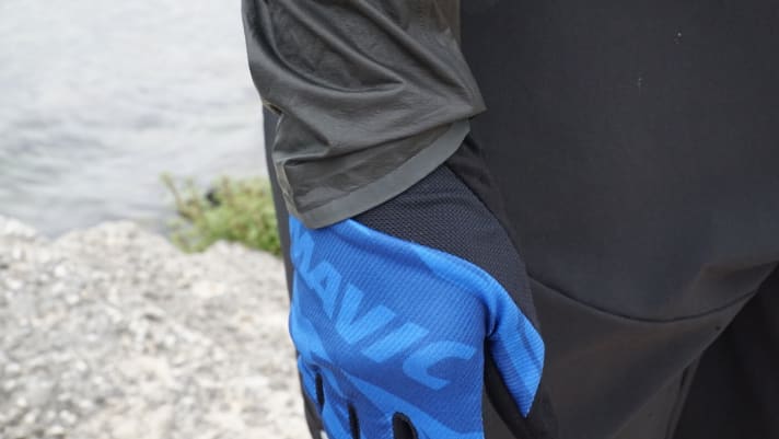   The jacket is cut slightly longer at the sleeves, otherwise it has a very sporty cut throughout.