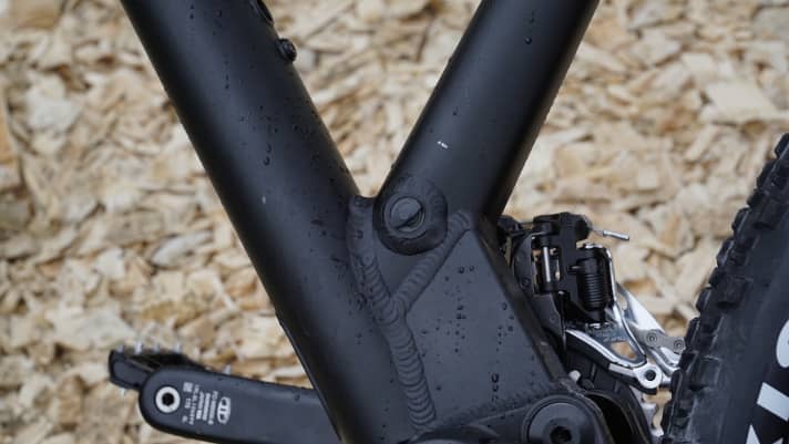   Hiding tools in axles is a Liteville speciality. This is where the tool for adjusting the seat height is hidden.