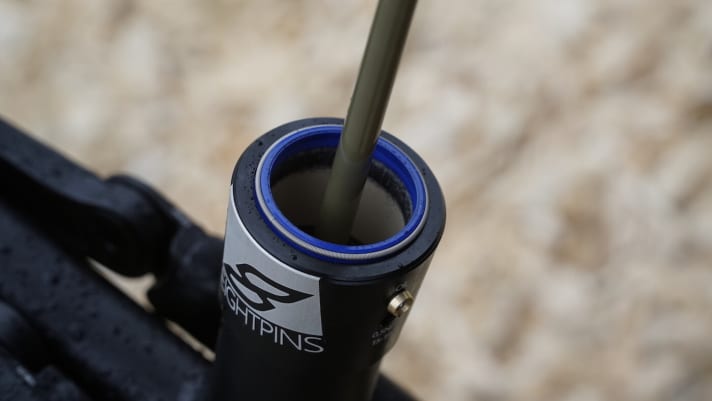   Analogue to the suspension fork: Under the sealing ring is an oil-soaked felt ring that lubricates the dip tube when it is extended and retracted.