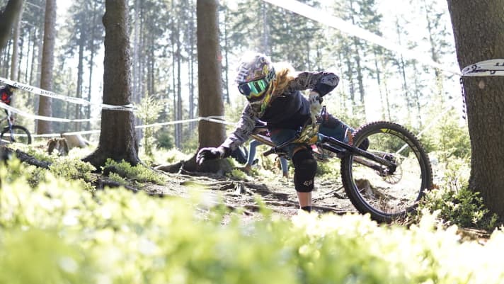   Like many others, this young starter had to contend with the slippery forest terrain in Willingen. But nothing happened when she fell.