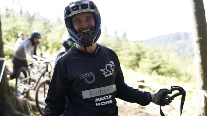   Fabian Heim came third at the German Championships last year. He hasn't raced yet this year, but still wants to give it a go tomorrow. His new jerseys with the right sponsor's logo should also have made it to Willingen by the start.