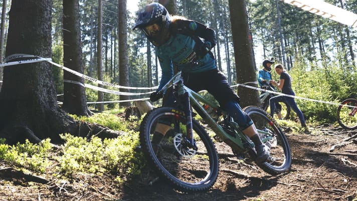   Raphaela Richter has only raced once this year, but still wants to become German champion tomorrow. She was extremely focussed in training. She tried out a few very challenging lines on the bike from her new sponsor Juliana.