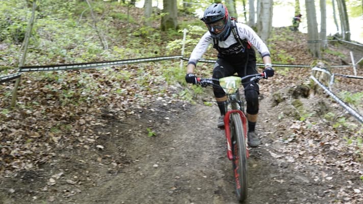   Ines Thoma was not entirely satisfied with her start to the EWS this year. To ensure that things went better in Willingen than in Tasmania, her family travelled to support her.