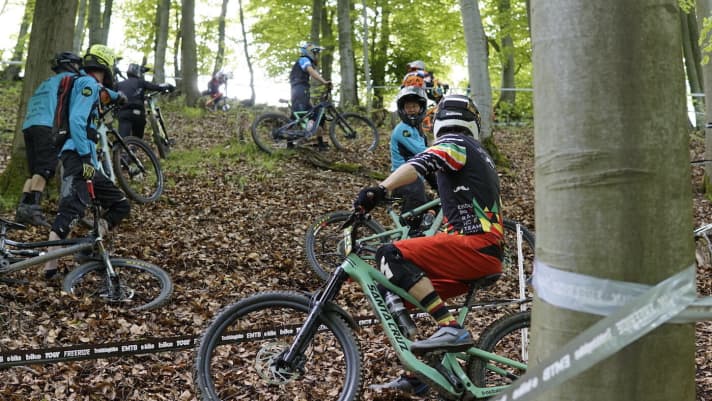   Völkerwanderung auf Stage 3. Ein tückischer Wurzelabschnitt löste plötzliche Wanderlust unter den Endurofahrern aus. Manche Starter haben den Berg acht Mal hochgeschoben, um die pefekte Linie für Morgen zu finden. 