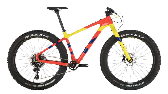 The <a href="https://salsacycles.com/bikes/archive/2019_beargrease_carbon_x01_eagle" target="_blank" rel="noopener noreferrer nofollow">Salsa Beargrease</a> also comes with a carbon frame and rigid fork. Interesting for bikepacking fans and adventurers: various bottle cages and bags can be mounted on the numerous mounting options. The top model is said to weigh just 12.1 kilos. Salsa also has special <a href="https://salsacycles.com/bikes/blackborow/2020_blackborow_gx_eagle" target="_blank" rel="noopener noreferrer nofollow">weight fat bikes</a> on offer.