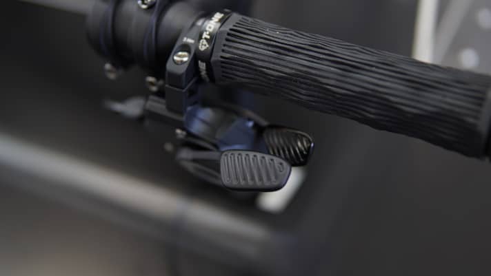   The shift levers are easy to operate with the thumb. The individual lever positions are clearly defined. The click when changing gear emphasises the sporty character.