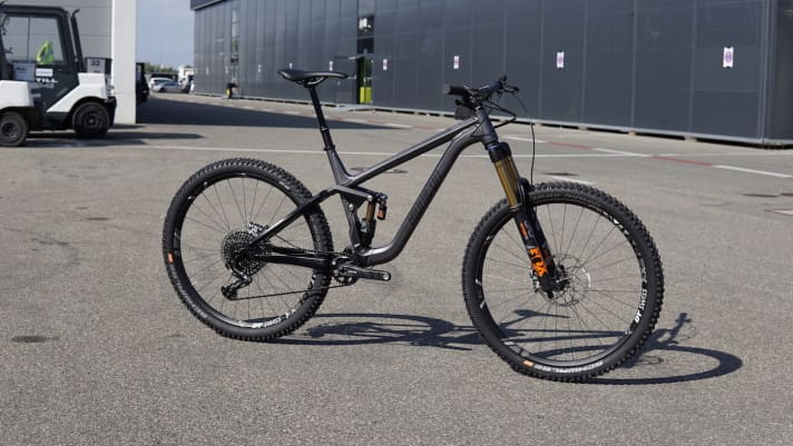   The Slye Enduro with 155 millimetres of rear suspension travel and a 160 mm fork rolls on 29er wheels.