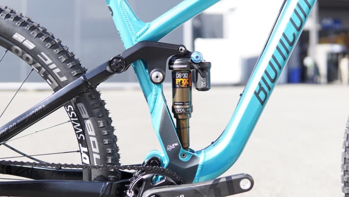   The upright damper is controlled by a classic four-link rear suspension.