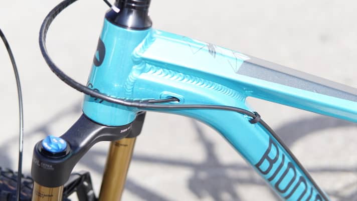   The shift cable runs inside the frame, while the brake cable is routed outside for easier installation.