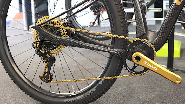   This is how gaudy a drivetrain can look after it has been tuned in the workshop at Leonardi Factory. The Spaniards have cassettes, derailleur pulleys, cable pulleys and derailleur cages milled in Italy. Leonardi promises: "We are not only more colourful, but also lighter and cheaper than Sram!"