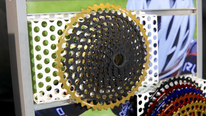   The 1x12 cassette bears the name Non-Plus-Ultra (NPU). At the moment there is a gradation from 9 to 48 teeth. A 10-50 version is to be added soon. The cassette weighs 330 grams and costs 379 euros according to the manufacturer. Compared to the original Sram XX1 Eagle cassette, you save around 30 grams.