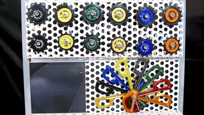   Derailleur pulleys are wearing parts. If you have worn out your original pulleys anyway, you can buy the colourful tuning pair for 72 euros from Leonardi. The Italians have fitted a ball bearing instead of the usual plain bearing to the cable guide pulley integrated in the Sram rear derailleur. This should reduce friction. The tuning pulleys are available in all colours for 27 euros. The rear of the rear derailleur cage is available for 39 euros.