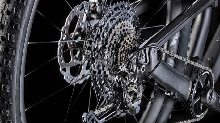   The Boost rear triangle on the lighter SLX frame should also be stiffer thanks to special carbon fibres.