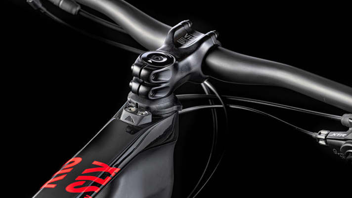   Also on board the CF SLX frame: the external steering stop limiter (called IPU at Canyon), which can be seen on many of Canyon's carbon bikes.