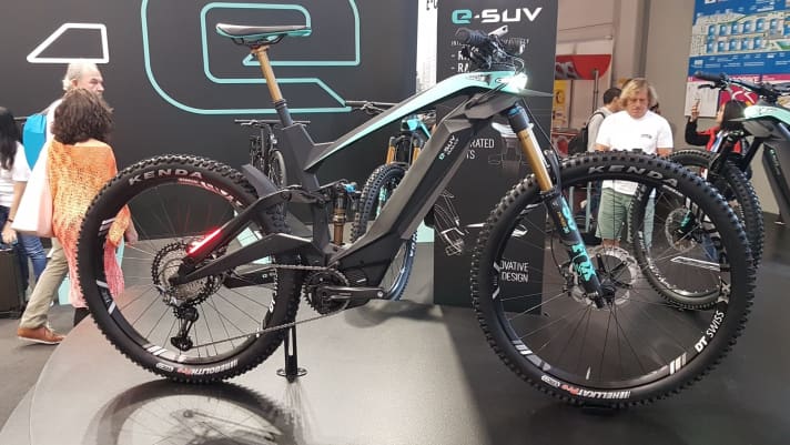   The Bianchi eSUV was one of the eye-catchers at Eurobike. Propulsion is provided by Shimano's E8000 motor and a 720 Wh battery. The special thing about the carbon bike, however, is its integration.
