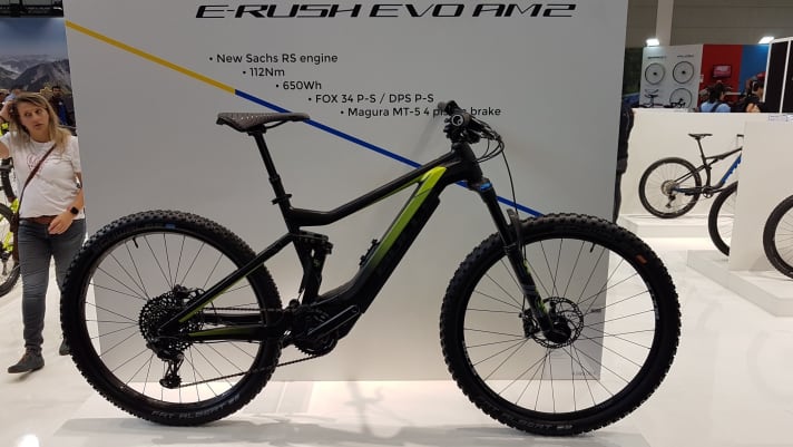   In addition to the spectacular <a href="e_mtb/e_mtb_news_neuheiten/e-mtb-neuheiten-2020-bulls-sonic/a41757.html" rel="noopener noreferrer">Sonic models (EMTB reported)</a>, the Bulls stand also showcased the first series E-MTB with the powerful Sachs RS motor. The Bulls E-Rush is available in two versions from 4499 euros.