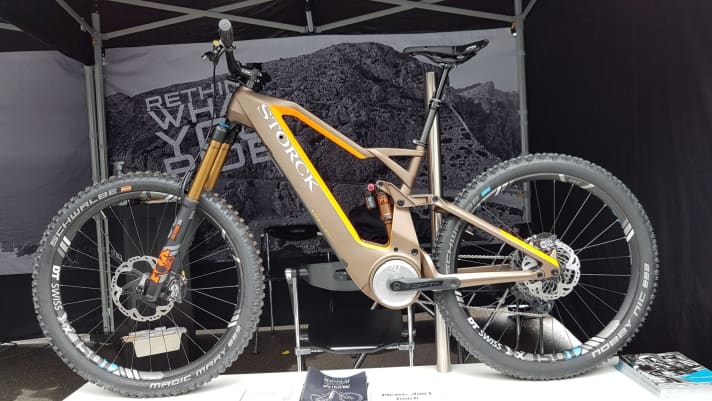   With the e:drenic, the traditional German brand Storck is presenting its first enduro bike with 180 millimetres of suspension travel and a full carbon frame. Particularly eye-catching: the prototype of the e:drenic GTQ with powerful TQ drive.