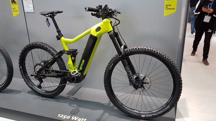   The Kettler Quadriga Duo CX12 FS contains two Powertube batteries, giving the bike up to 1250 watt hours of battery capacity. This means that the new Bosch drive won't run out of juice any time soon. 150 millimetre suspension travel, 27.5 inches, from 5999 euros.
