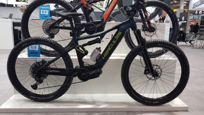  Large battery with 750 watt hours, plus the coveted Drive S Mag motor from Brose - and all for just 3999 euros. This is how Hercules wants to take off in the e-MTB sector. The three Nos-FS models have 27.5-inch wheels and 150 millimetre travel.