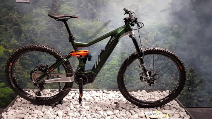   Same battery, different motor: Scarpia, the sporty bike offshoot of the traditional Kettler brand, has put together a similarly exciting package. The 750cc battery powers an E8000 motor from Shimano, plus an MX wheel mix and 150 mm suspension travel. From 3999 euros.