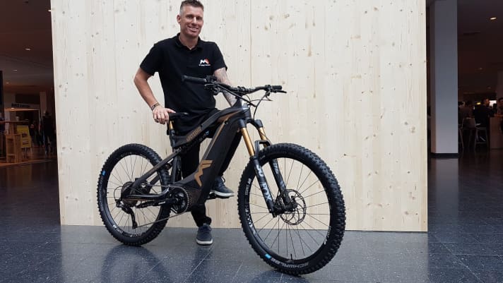   <a href="mtb_news/szene_news/verrueckte-bike-weltrekorde/a42109.html" rel="noopener noreferrer">Wheelie king Booby Root </a> presents a limited edition of his M1 Spitzing Evolution. More suspension travel, classy and functional parts: The Bobby Root edition is set to cost 9500 euros with an 880 battery.